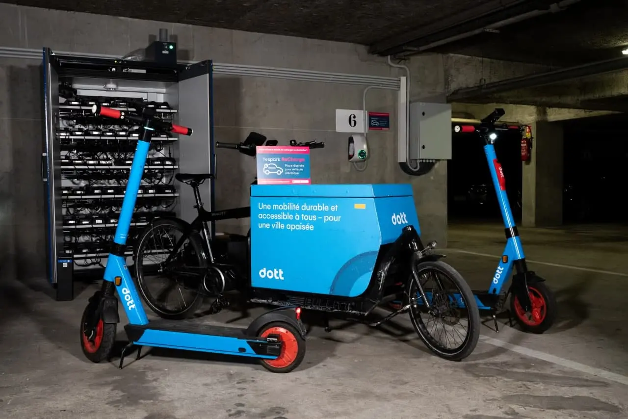 Dott et Yespark développent une solution de recharge de batterie pour trottinettes électriques