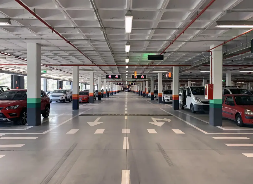 Parkings payants dans les hôpitaux : une tendance contestée