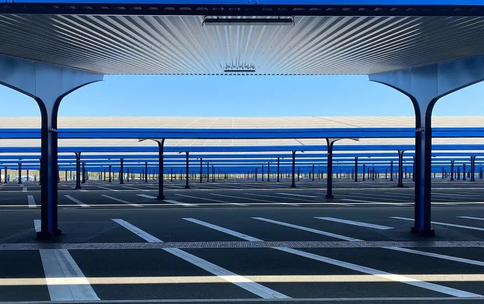 Les parkings extérieurs bientôt couverts de panneaux solaires ?