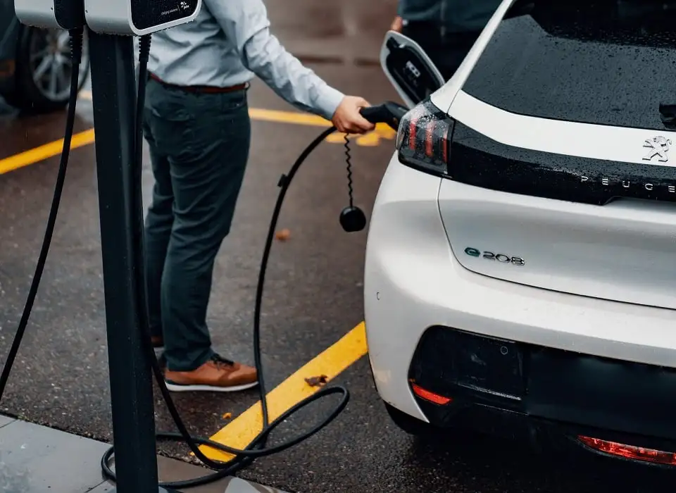 La voiture électrique à 100 € par mois arriverait en fin d’année
