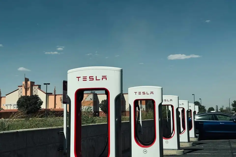 Tesla Superchargeurs V4 : 500 kW de puissance de recharge !