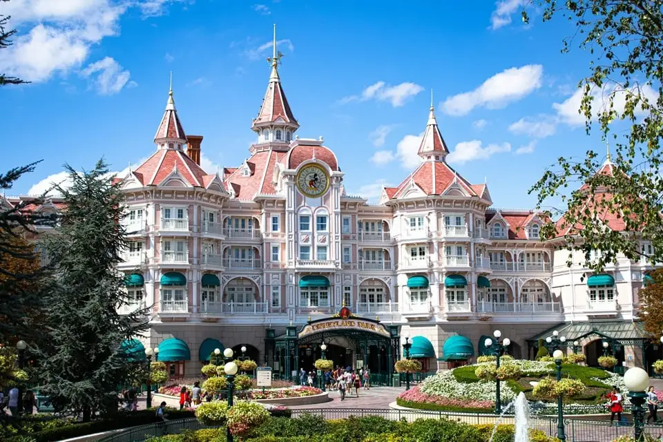 Disneyland Paris : un immense parc d’ombrières photovoltaïques