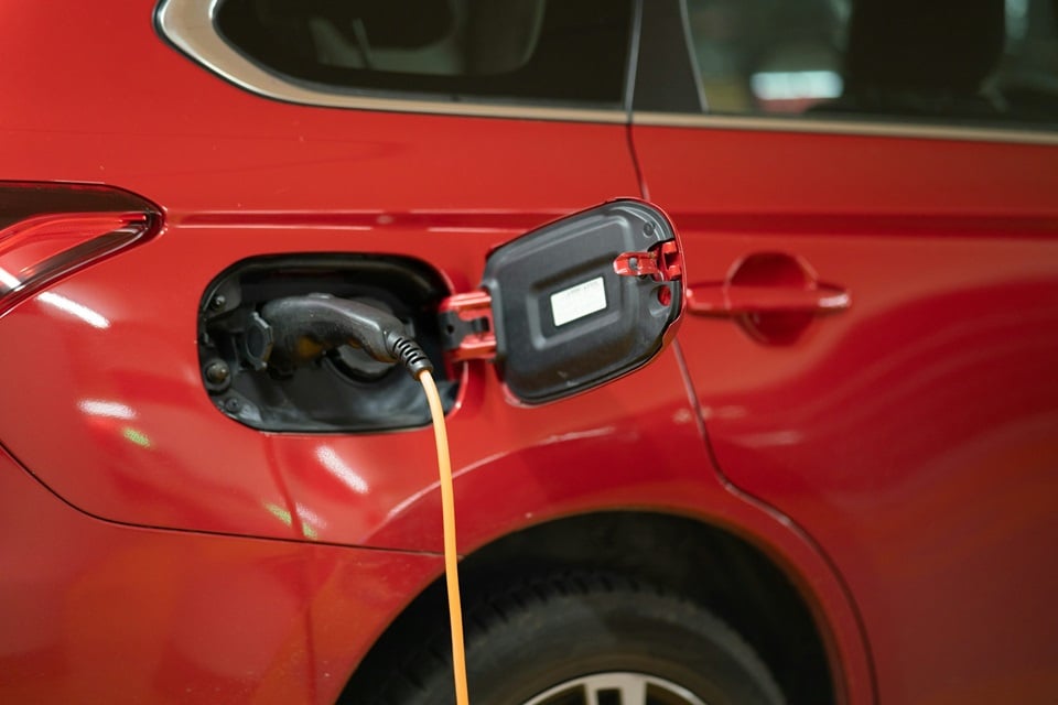 Ces enseignes veulent attirer en installant des bornes électriques