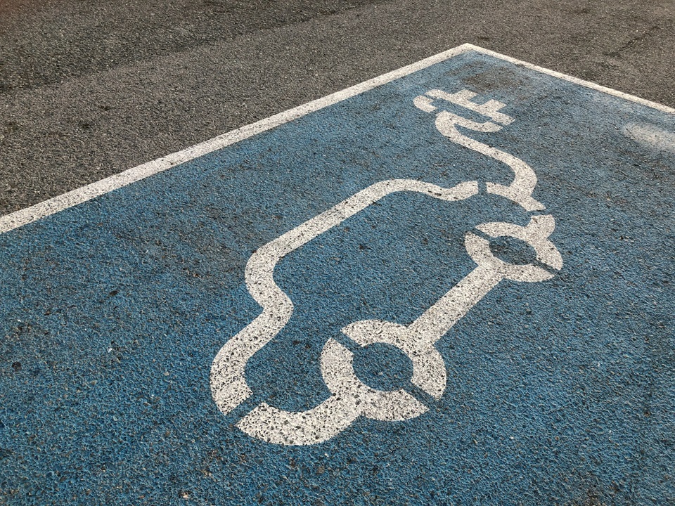 Recharge de voiture au travail : l’avantage fiscal maintenu