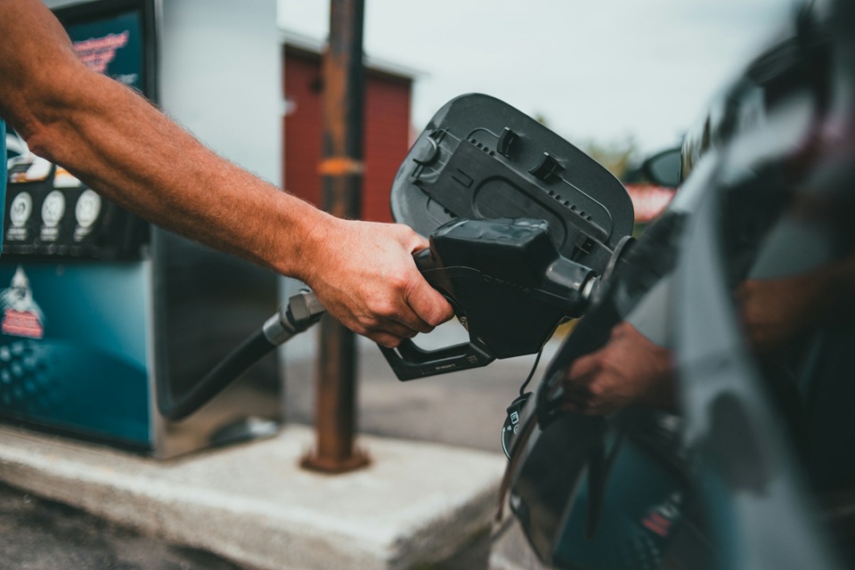 Carburant : les prix à la pompe devraient baisser !