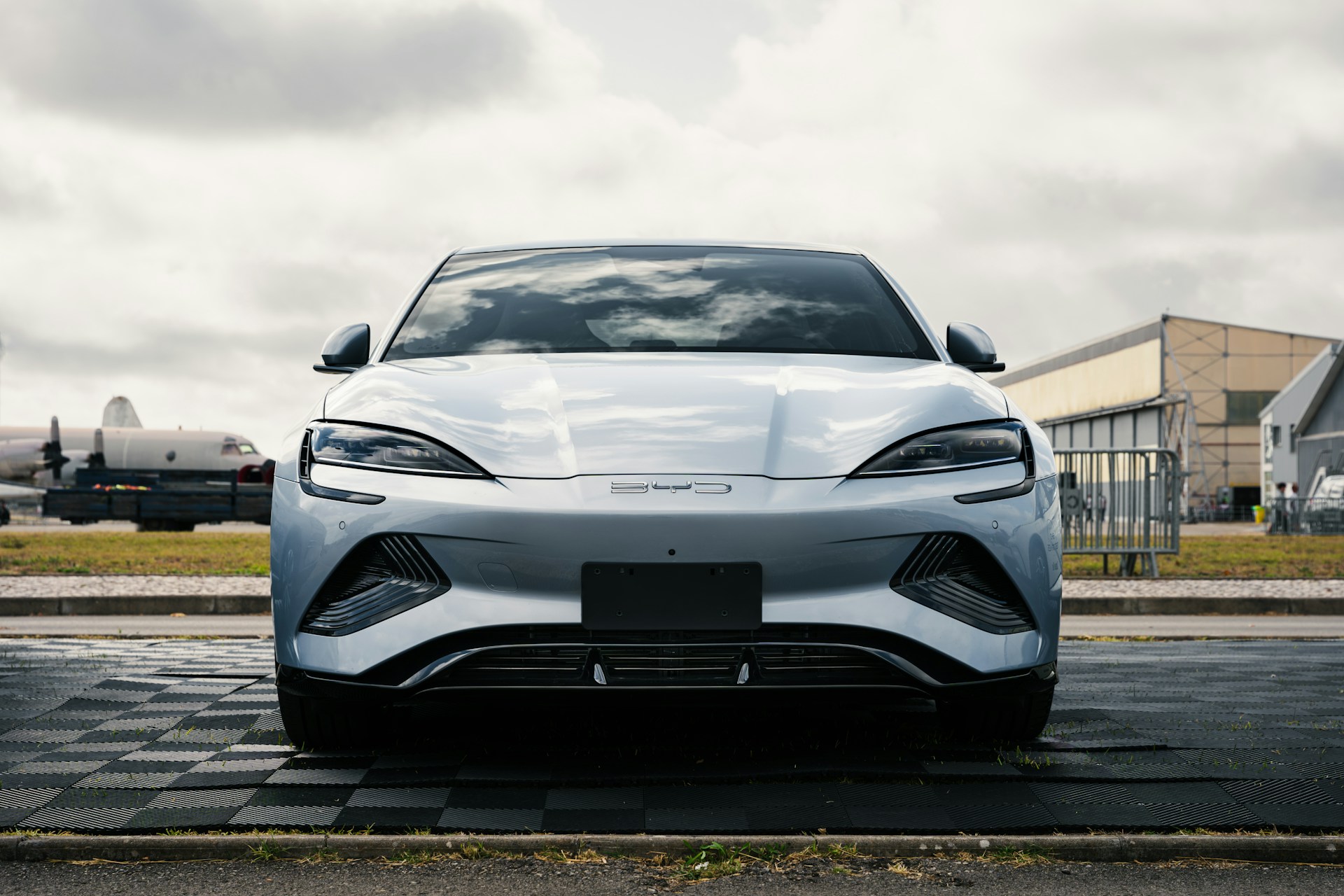 La guerre des prix des voitures électriques s’intensifie en Europe