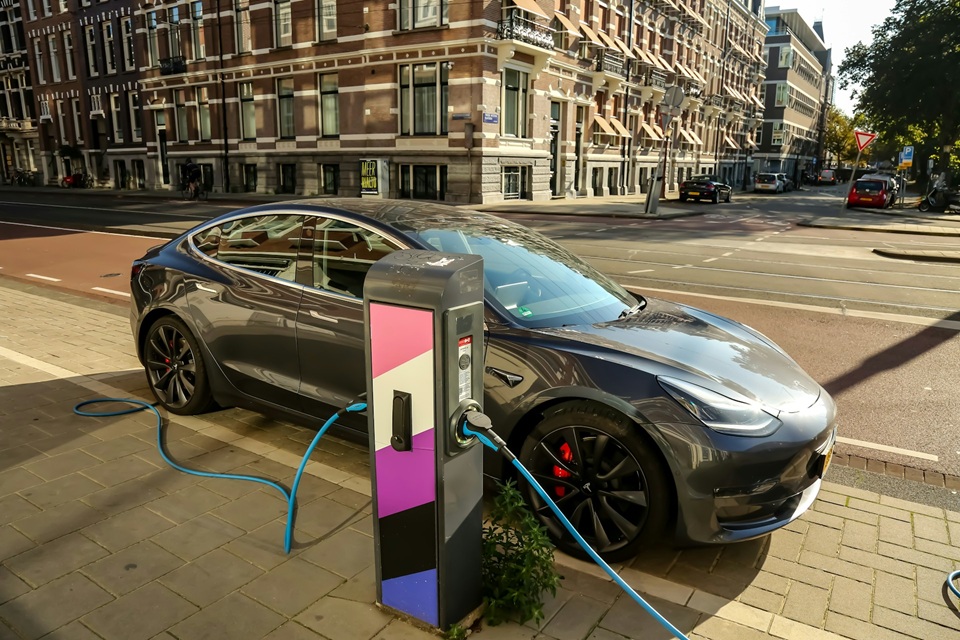 Bornes de recharge : un usage record cet été en France !