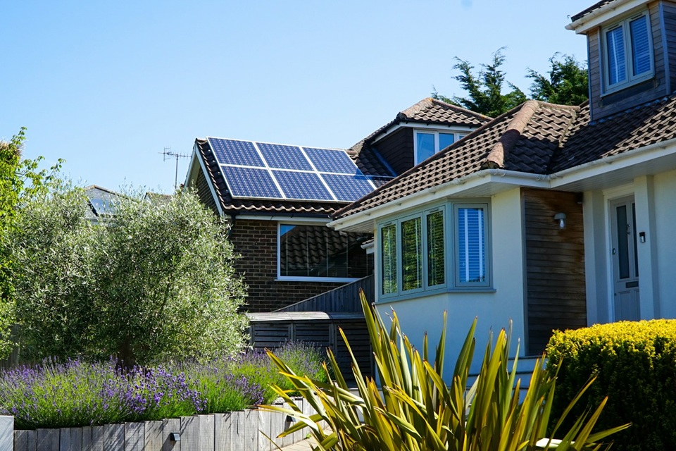 Recharge à domicile : le solaire pour réduire la facture ?