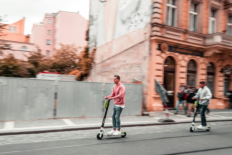 Casque à vélo et trottinette : entre obligation et réticences